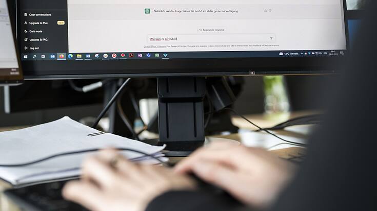 La jeune pousse suisse spécialisée dans l'intelligence artificielle AlpineAI a annoncé le lancement de SwissGPT. Cette version helvétique du générateur de textes ChatGPT entend s'opposer à la présence américaine et chinoise et servir plus efficacement les entreprises locales. (KEYSTONE/C. Beutler)