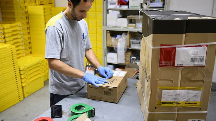 Les activités en repli dans les secteurs des lettres et des colis, ainsi qu&#8217;aux guichets, continuent de peser sur le résultat de l'entreprise, explique mercredi la Poste.
