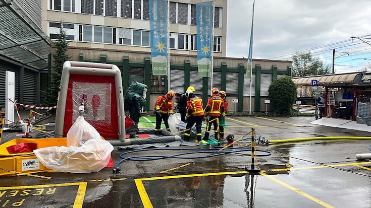 L'accident chimique a mobilisé une centaine de pompiers, ambulanciers, spécialistes chimiques et policiers à Gossau (SG).