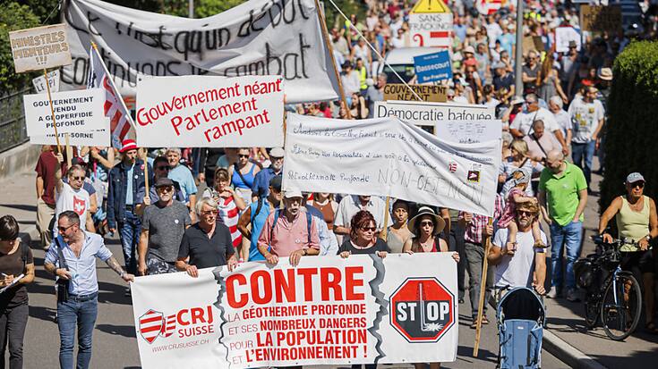 C'est aux cris de "ce n'est qu'un début continuons le combat" que les opposants à la géothermie profonde ont défilé dans les rues de Delémont.
