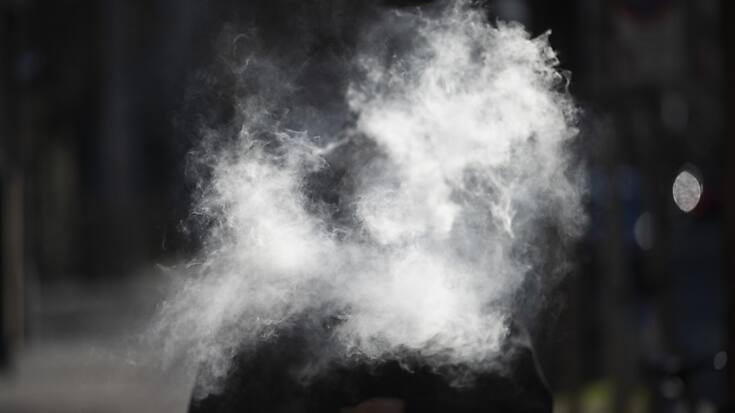 La cigarette électronique jetable (puff, sans nicotine mais aromatisée) bientôt bannie en France (illustration).
