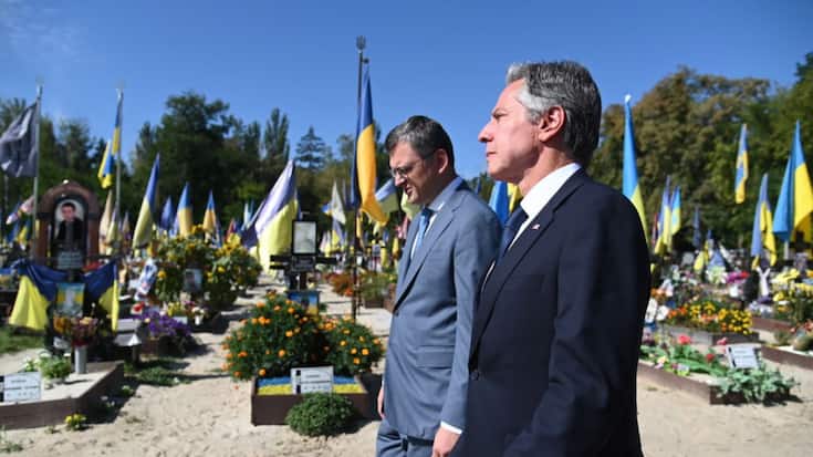 A Kiev, Antony Blinken s'est rendu dans un cimetière pour déposer une gerbe à la mémoire des soldats ukrainiens tués au front.