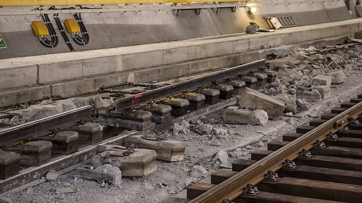 Une voie provisoire (à droite)installée après l'accident permet d'évacuer les wagons accidentés ou leurs pièces démontées, parallèlement à la voie détruite (à gauche).