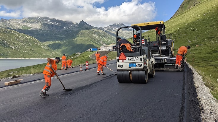 Au col du Lukmanier (GR), à 1900 mètres d'altitude, l'asphalte recyclé s'est montré très résistant malgré les variations de température.