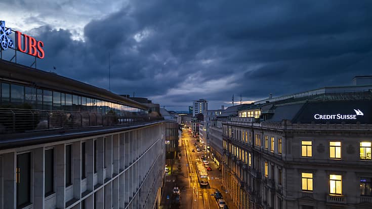 La reprise de Credit Suisse par UBS entraînerait 3000 licenciements au total en Suisse. 1000 d'entre eux concernent l'intégration de Credit Suisse (Suisse) dans le groupe bancaire, 2000 autres concernent d'autres secteurs d'activités, selon UBS. (KEYSTONE / MICHAEL BUHOLZER)