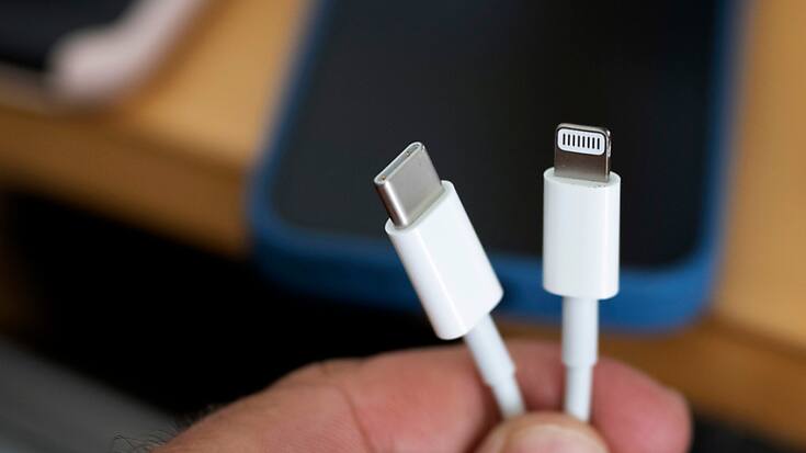 D'après les rumeurs, Apple va adopter l'USB-C (à gauche sur l'image) cette année plutôt que d'attendre l'année prochaine pour se conformer aux régulations européennes et remplacer la connectique maison Lightning (à droite) (archives).
