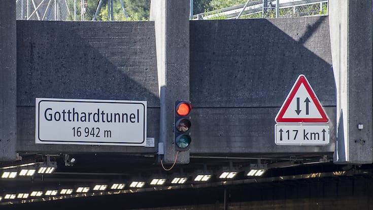 Long de 16,9 kilomètres, le tunnel routier du Gothard, sur l'autoroute A2, est en service depuis 1980. Il est traversé chaque jour par des milliers de voitures et de poids lourds.