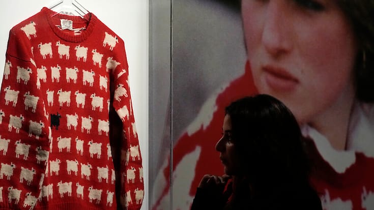 Juste après ses fiançailles, Diana Spencer avait revêtu ce pull rouge aux motifs de moutons blancs, à l'exception d'un noir, lors d'un match de polo auquel assistait le Prince Charles en juin 1981.