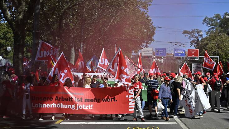 Plusieurs milliers de personnes ont répondu à l'appel des syndicats et ont défilé samedi après-midi à Berne pour réclamer une hausse des salaires et des retraites.