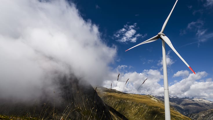 Des éoliennes près du col du Nufenen, en Valais: la Suisse a du retard à combler en matière de projets d'énergie durable, si elle veut atteindre la neutralité climatique et garantir la sécurité d'approvisionnement d'ici à 2050, selon l'Association des entreprises électriques suisses (AES).