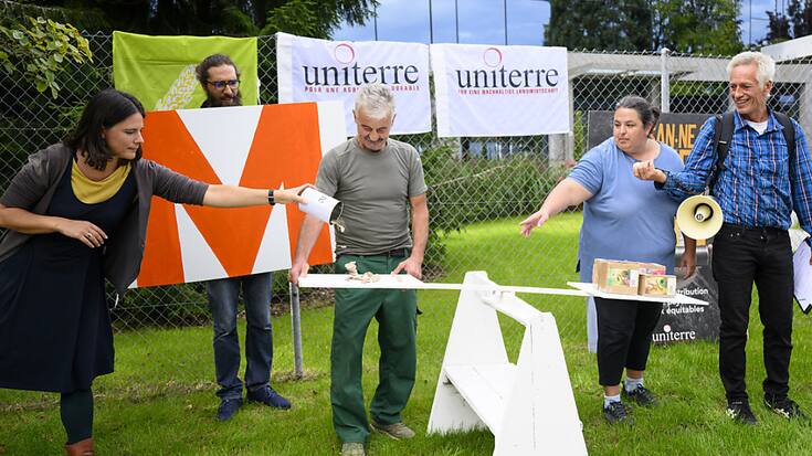 Les participants à l'action de jeudi devant les locaux d'Elsa à Estavayer-le-Lac (FR) ont dénoncé une décision de baisse du prix du litre de lait "inacceptable".