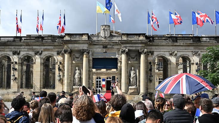 Le Palais Rohan à Bordeaux est pavoisé aux couleurs britanniques pour la visite du couple royal.