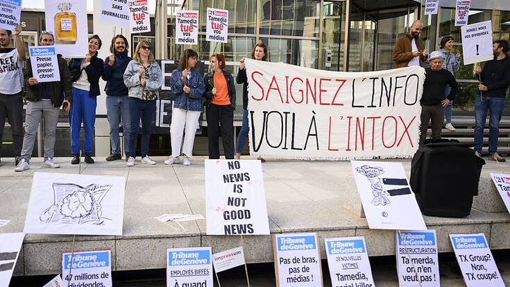 Des journalistes de Tamedia ont protesté lundi matin devant la Tour Edipresse à Lausanne.
