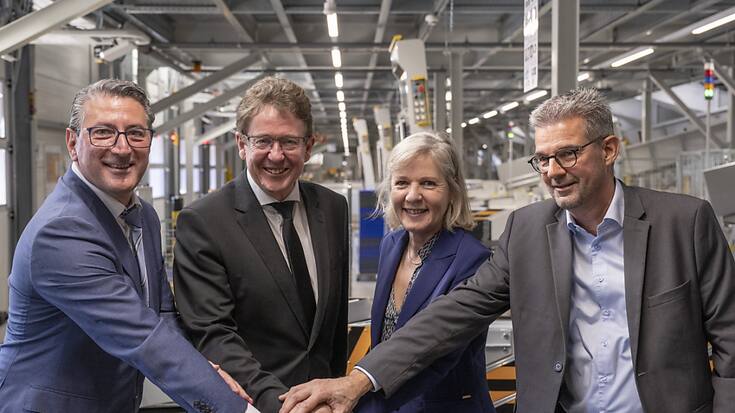 Le patron de La Poste Roberto Cirillo, le conseiller fédéral Albert Rösti, la présidente du gouvernement soleurois Brigit Wyss et le directeur du centre de tri d'Härkingen (SO) Christian Moesch ont lancé la nouvelle installation de tri des paquets en appuyant sur un bouton.