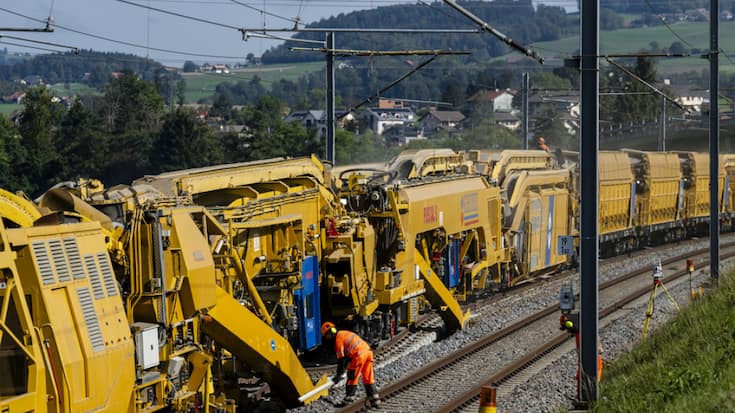 La machine "Puscal" de l'entreprise Scheuchzer pour changer les voies fait environ 1 km de long.