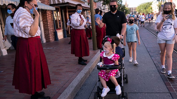 Des employés de Disneyland à Los Angeles accueillent des clients. L'emploi dans le secteur des loisirs et de l'hôtellerie a connu un fort rebond aux Etats-Unis en septembre. (archives)