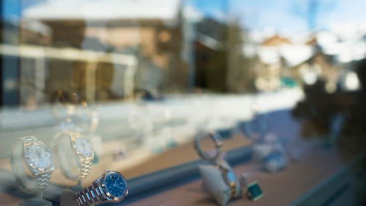 L'exercice 2024 devrait être plus exigeant et les négociations avec les marques horlogères sur les augmentations de prix des composants, qui s'imposent en raison de l'inflation, s'annoncent ardues. (KEYSTONE/Gaetan Bally)