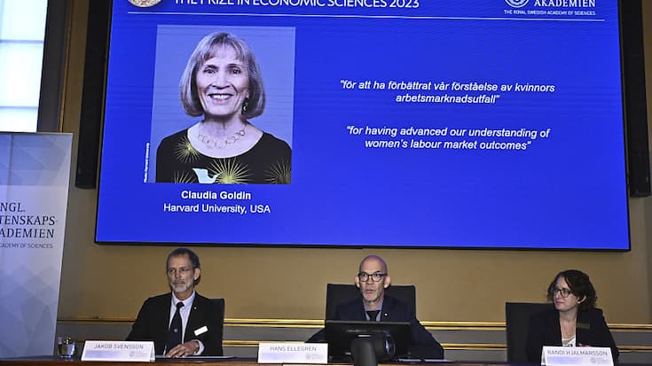 Comme les autres Nobel, le prix est doté de 11 millions de couronnes suédoises (un peu plus de 909'000 francs), à partager en cas de colauréats, soit la plus haute valeur nominale (dans la devise suédoise) dans l'histoire plus que centenaire du prix. (Claudio Bresciani /TT News Agency via AP)