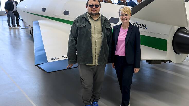 Mikhail Kokorich, CEO de la start-up Destinus (à gauche), et Isabelle Moret, conseillère d'Etat vaudoise, lors du lancement vendredi à Payerne du premier site d'essai privé en Suisse pour développer des technologies de l'hydrogène pour le transport et l'énergie.