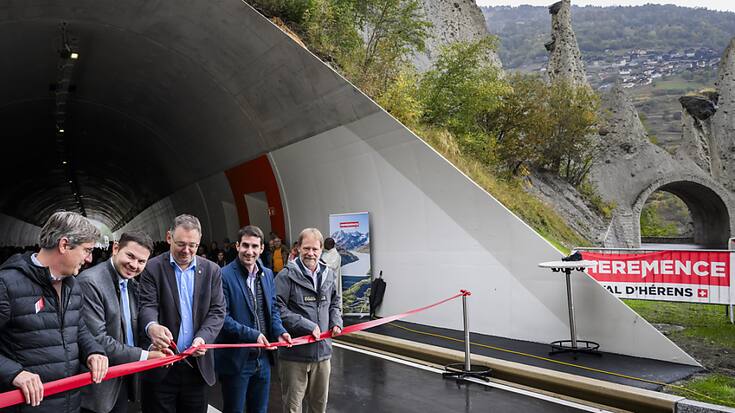 Les autorités cantonales et communales valaisannes se sont réunies samedi à l'occasion de la mise  en service du nouveau tunnel des pyramides d'Euseigne.