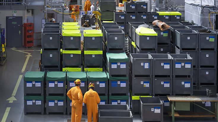Des caisses remplies de matériaux s'empilent dans la salle des machines de la centrale atomique de Mühleberg.