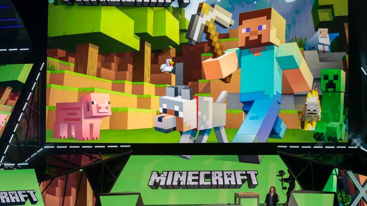 Sorti en 2011 et racheté en 2014 par Microsoft pour 2,5 milliards de dollars, Minecraft est basé sur l'exploration d'un royaume infini où les joueurs peuvent recueillir des matériaux et les utiliser notamment pour créer des villes virtuelles. (archives)
