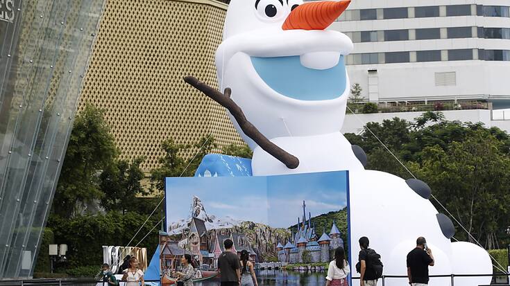 La figurine du personnage de la franchise "Frozen" de Disney, Olaf, se dresse à l'ouverture du "World of Frozen", le plus grand parc à thème "Frozen" du monde à Hong Kong le 10 octobre dernier.