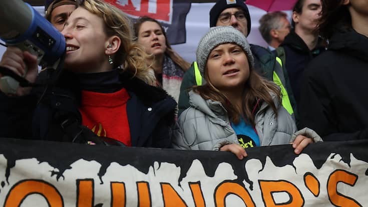 On reconnaît Greta Thunberg, à droite, parmi les manifestants mardi à Londres.