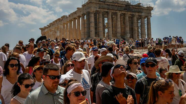 Après deux saisons touristiques fortement affectées par les restrictions imposées pour lutter contre la pandémie de Covid-19, la Grèce a vu le nombre de ses visiteurs bondir à 22,65 millions sur les neuf premiers mois de 2023, dépassant le record de 2019. (archives)