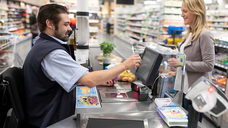 Le service Coop Finance+ a été développé en coopération avec la banque argovienne Hypothekarbank Lenzburg et permettra notamment le retrait d'espèces dans les magasins de l'autre géant orange (archives).