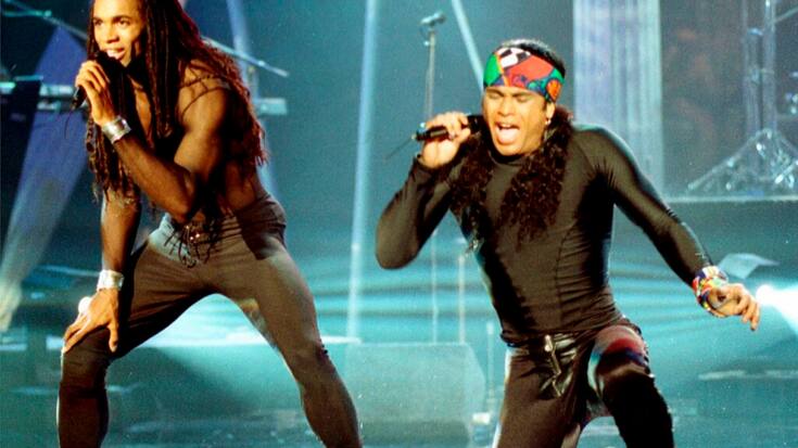 La révélation de la supercherie a provoqué une onde de choc mondiale. Un nouveau documentaire revient sur le duo Milli Vanilli, ici en 1992. (archives)