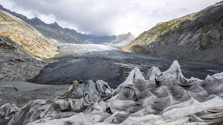 La Fondation suisse pour la protection et l&#8217;aménagement du paysage (FP-SL) exige "l'arrêt des travaux réalisés sans permis" et le retrait de toutes les bâches, nouvelles ou anciennes (archives).