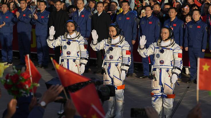 Les trois astronautes ont été remplacés la semaine dernière par une équipe plus jeune.