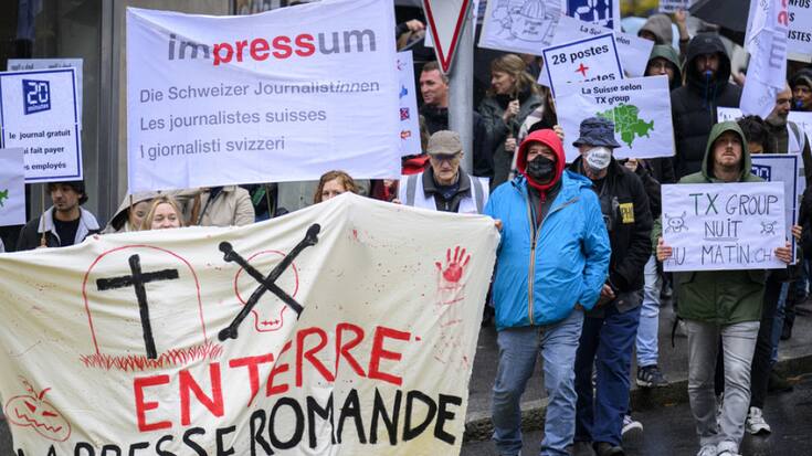 Près de 200 collaborateurs des rédactions romandes de Tamedia se sont réunis mardi à Lausanne pour manifester contre des licenciements.