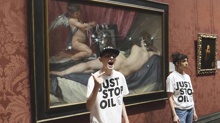 Deux jeunes militants se sont introduits lundi à la National Gallery de Londres et ont pris pour cible la "Vénus au miroir" de Diego Velázquez.