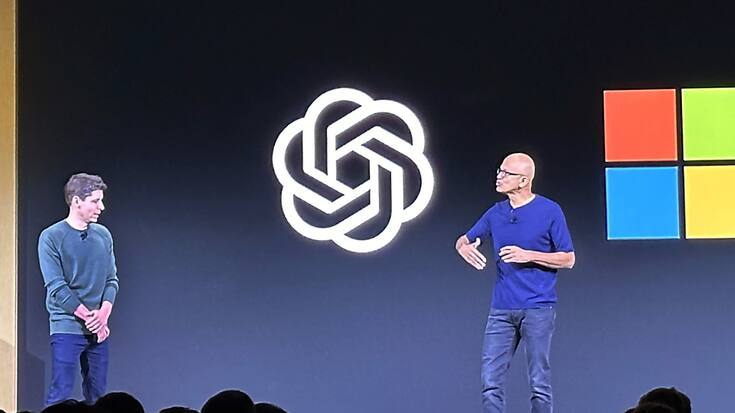 Le patron d'OpenAI Sam Altman (à gauche) sur scène avec le CEO de Microsoft Satya Nadella lors d'une conférence lundi à San Francisco.