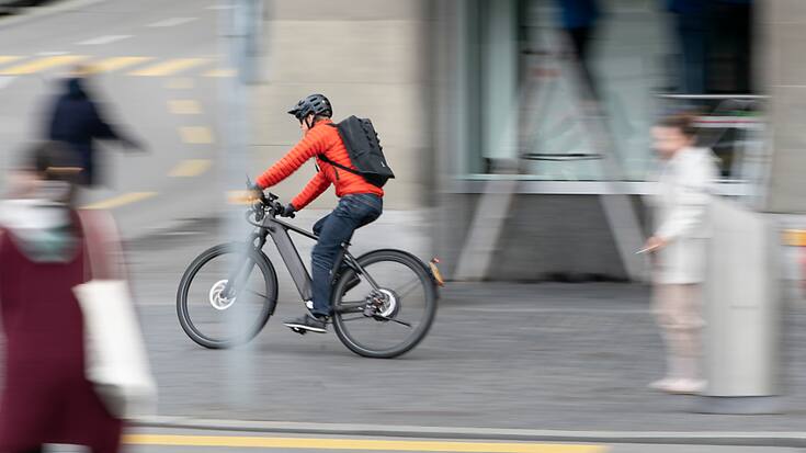 Plus de la moitié des cyclistes interrogés avouent qu'il leur arrive de rouler sur le trottoir (image d'illustration).