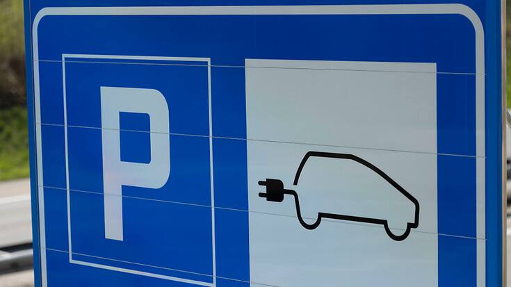 Dès le 1er janvier 2024, les voitures électriques seront soumises à une taxe unique de 4%, comme c'est déjà le cas pour les autres véhicules (Image d'illustration).