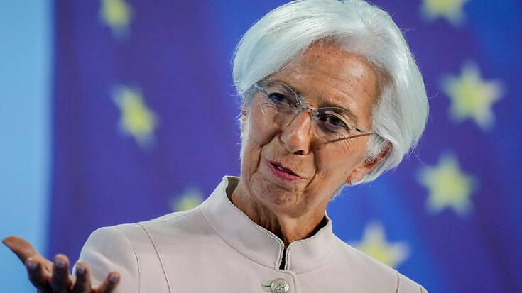 Une baisse des taux ne devrait pas intervenir dans les prochains trimestres en raison de risques toujours présents de voir l'inflation bondir à nouveau, selon Mme Lagarde (archives).
