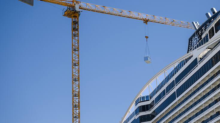 Des ouvriers travailent sur la construction du navire de croisiere "MSC World Europa" au gaz naturel liquefie (GNL) de la compagnie MSC Croisieres le mardi 5 juillet 2022 sur les Chantiers de l'Atlantique a Saint-Nazaire en France. (archives)