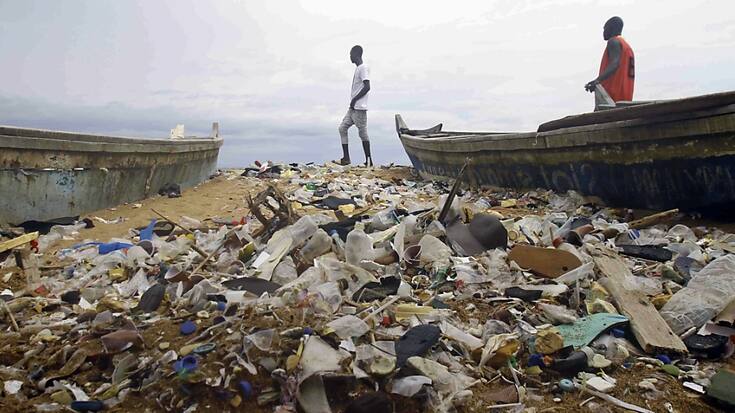 Des déchets plastiques de toutes tailles se retrouvent déjà au fond des océans et au sommet des montagnes.