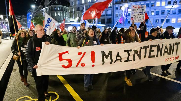 Environ 500 manifestants de la fonction publique et parapublique vaudoise ont réclamé une hausse de salaire de 5% pour 2024 mardi à Lausanne.