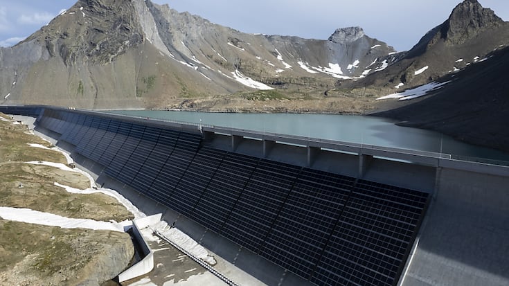 Après avoir mis en service la plus grande installation alpine de ce type en Suisse dans la commune de Glaris Sud, le fournisseur d'énergie argovien installera une nouvelle unité dans la même région sur une surface de 120'000 mètres carrés (archives).