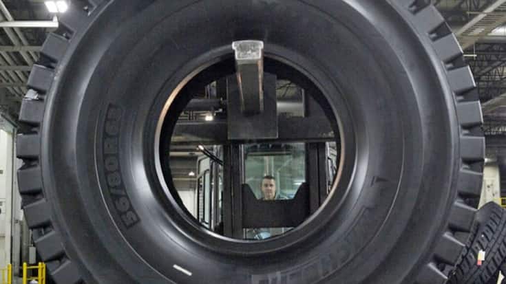 Au total, "1532 salariés" sont concernés par ces cessations d'activité, sur les 5.000 qu'embauche actuellement le groupe en Allemagne, Autriche et en Suisse, selon Michelin. (PRNewsFoto/Michelin North America)