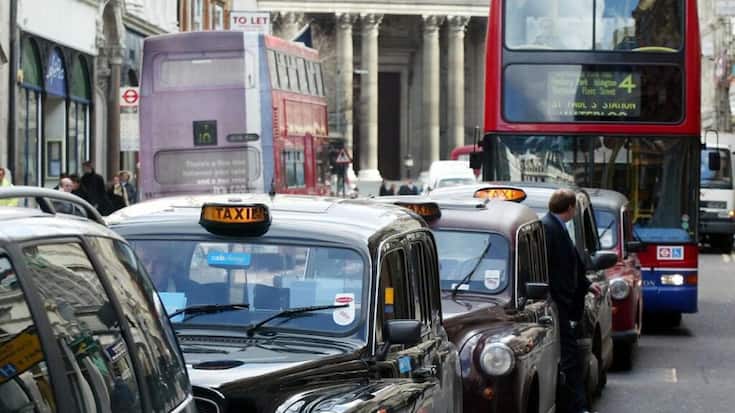 Certains des célèbres taxis noirs londoniens pourront être réservés depuis la plateforme Uber à partir de janvier. (archives)