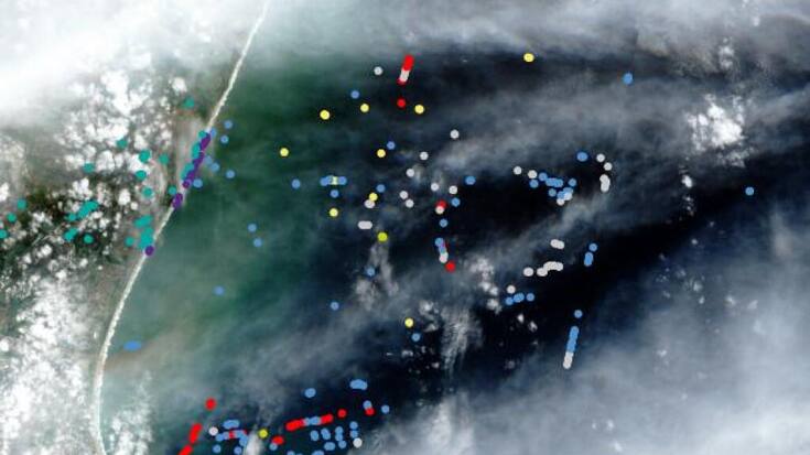 Les scientifiques ont testé le modèle d'IA à l'aide d'images satellites Sentinel 2 avec des conditions atmosphériques difficiles telles que les nuages et la brume. Les points rouges indiquent les déchets plastiques correctement identifiés.