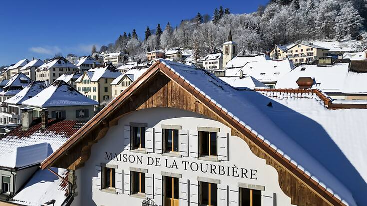 La Maison de la Tourbière comporte un centre d'interprétation, un centre de compétences et un hôtel-restaurant aux Ponts-de-Martel.