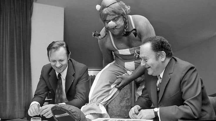 René Goscinny (à droite) et Albert Uderzo (à gauche) signent des autographes avant la première du film "Astérix et Cléopâtre" à Zurich en 1970 (archives).