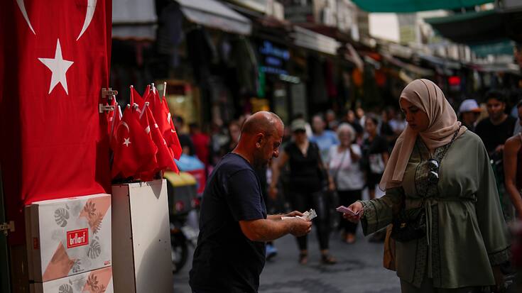 Le taux d'inflation annuel officiel avait culminé à 85,51 % en octobre 2022. (AP Photo/Francisco Seco)