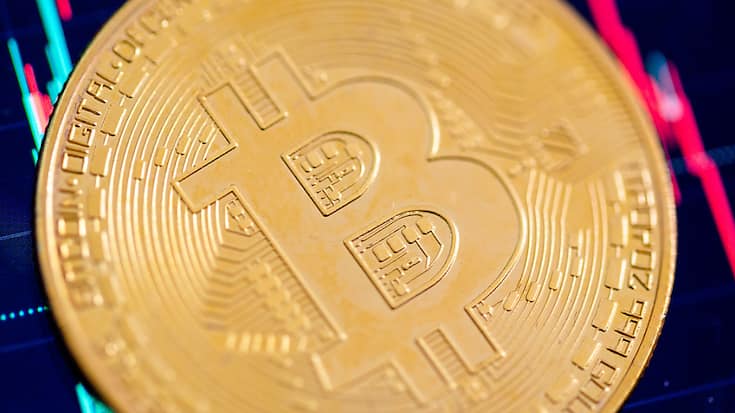 Le bitcoin a également été dopé par l'espoir que la banque centrale américaine (Fed) ait achevé son programme de resserrement monétaire et qu'elle puisse abaisser ses taux d'intérêt l'année prochaine. (KEYSTONE/DPA/Fernando Gutierrez-Juarez)